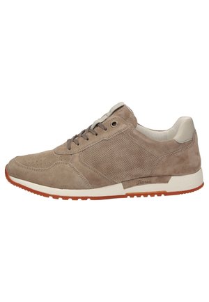 Beiger Wildleder-Sneaker für Herren mit perforierten Details, braunen Schnürsenkeln, weißer Sohle und orangefarbener Gummiaußensohle, seitlich gezeigt.