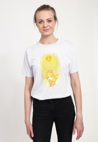 Bílá bavlněná tričko s krátkým rukávem, se standartním střihem, zdobeno barevným grafikou medvěda a slunce na žlutém pozadí.