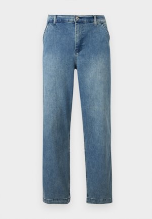 Blå denim jeans med lige ben, knappelukning og lynlås, bæltestropper og forlommer på en ensfarvet baggrund.