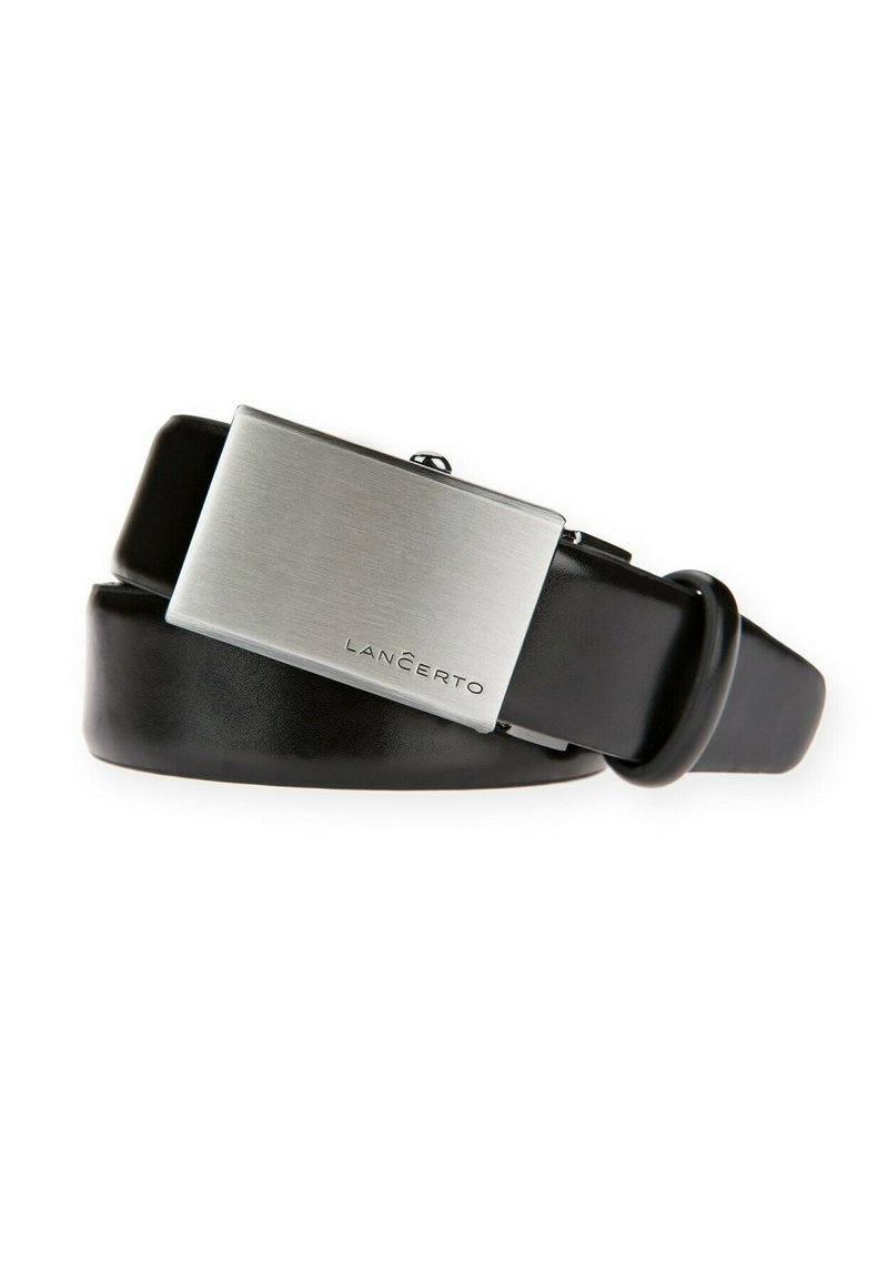 Czarny skórzany pasek z prostokątną klamrą w kolorze srebrnym, o szczotkowanej powierzchni oraz z logo, gładko złożony do wyeksponowania.