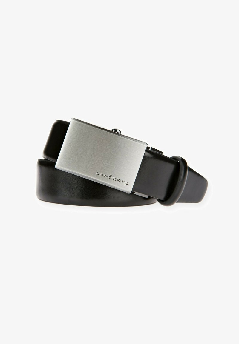 Czarny skórzany pasek z prostokątną klamrą w kolorze srebrnym, o szczotkowanej powierzchni oraz z logo, gładko złożony do wyeksponowania.