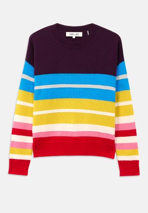Striktrøje med horisontale striber i lilla, blå, gul, pink og rød. Ribbet halsudskæring og kant. Blød tekstur, afslappet design.