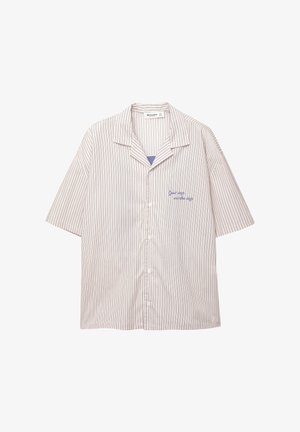 Cămașă cu mâneci scurte, de culoare bej deschis, cu dungi subțiri de culoare maron închis. Include un buzunar aplicat și detalii brodate.