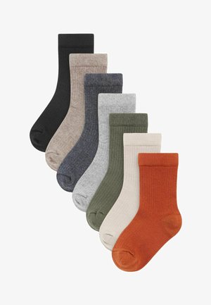 Set di sette paia di calzini alla caviglia a coste in colori: nero, beige, grigio, oliva, crema e arancio bruciato. Ognuno presenta una texture morbida e una punta rinforzata.