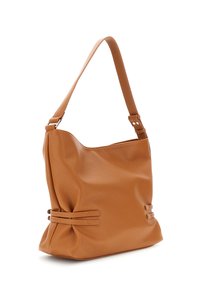 Brązowa skórzana torba na ramię o luźnym kształcie, z fakturowaną powierzchnią i płaskimi paskami akcentującymi po bokach. Posiada pojedynczy regulowany pasek.