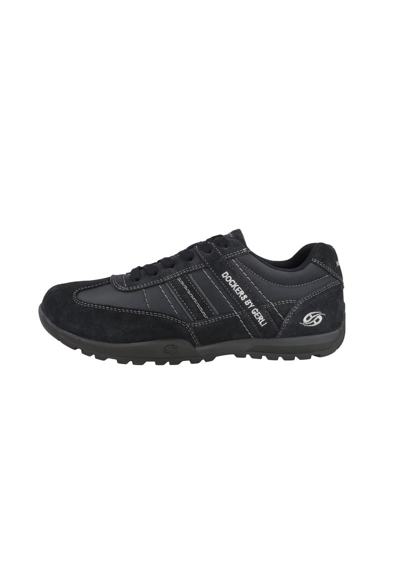 Scarpa sportiva nera con tomaia in suede e sintetico, caratterizzata da strisce grigie, chiusura con lacci e suola in gomma per una migliore aderenza.