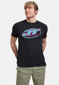 Černé přiléhavé tričko s vícebarevným logem "JT Racing" v růžové a modré barvě, s kruhovým designem na přední části.