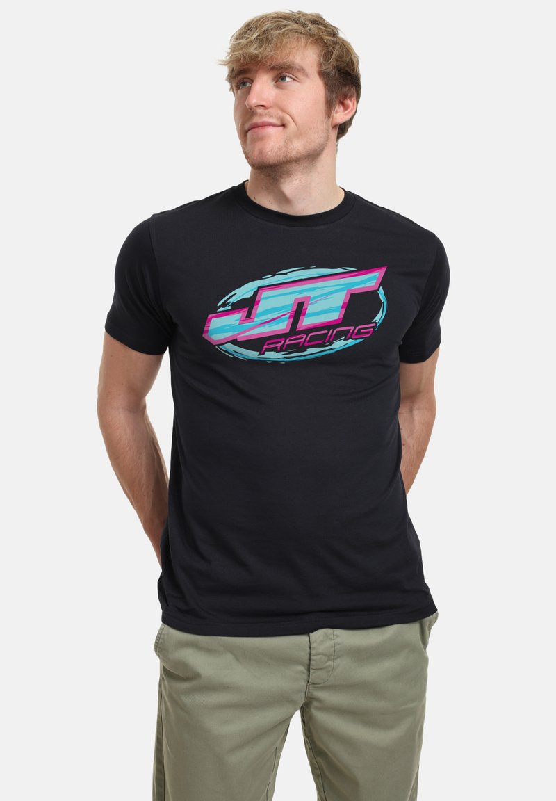 Černé přiléhavé tričko s vícebarevným logem "JT Racing" v růžové a modré barvě, s kruhovým designem na přední části.