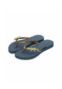 Des tongs bleues avec des semelles texturées, des sangles en bronze ornées de deux accents de lézard verts embellis de rhinestones.