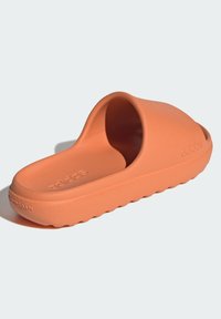 Sandalo arancione in gomma con fascia superiore curva, sottopiede testurizzato e suola scanalata. Presenta logo in rilievo sul lato esterno.
