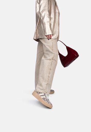 Metallisch beige blazer, beige wijde broek, patroon sneakers en een glanzende bordeaux tas. Focus op texturen en contrasterende kleuren.