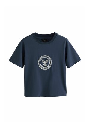 Next, REGULAR FIT - EMBELLISHED TENNIS SHORT SLEEVE CREW NECK T-SHIRT . - Tričko s potlačou - navy