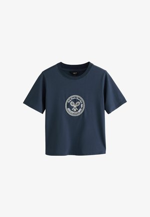 Next, REGULAR FIT - EMBELLISHED TENNIS SHORT SLEEVE CREW NECK T-SHIRT . - Tričko s potlačou - navy