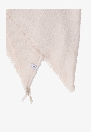 Měkká šátek světle béžové barvy s texturou ve tvaru trojúhelníku, ozdobené třásněmi na okrajích a malou bílou štítkem s nápisem "CECIL" v jednom rohu.