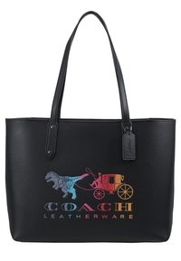 Sort lædertaske med farverigt broderet motiv af en dinosaur og en vogn, med teksten "COACH LEATHERWARE". Fladt design, dobbelte håndtag.