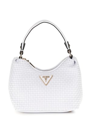Weiße gewebte Lederschultertasche mit kurzem Riemen und einer goldenen dreieckigen Guess-Logo-Plakette vorne.