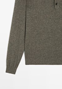 Šedý pletený svetr s dlouhými rukávy, límcem s knoflíkovým zapínáním a žebrovanými manžetami a lemem, s jemnou strukturou.