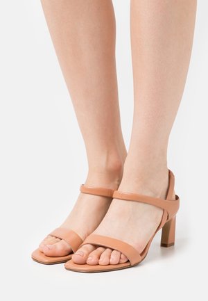 Nude högklackade sandaler med en slät läderfinish, som har två breda remmar över tårna och ett smalt ankelband.