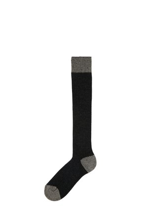Calza a coste grigio scuro fino al ginocchio con un risvolto e punte in grigio chiaro a contrasto. Il materiale sembra testurizzato e lavorato a maglia.