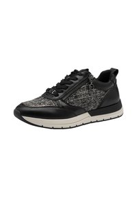 Sneaker synthétique noir avec un panneau en tissu gris texturé, système de laçage, fermeture éclair sur le côté et une semelle blanche rembourrée avec des motifs de traction.
