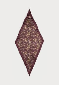 Gyémánt alakú selyemsál burgundi virágmintával és egyszínű burgundi szatén szegéllyel, fehér háttéren.