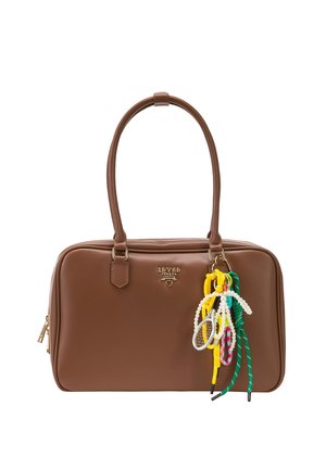 Braune Lederhandtasche mit doppelten Griffen, goldfarbenem "19V69 Italia"-Logo und farbenfrohem Spitzen- und Perlen-Schlüsselanhänger vorne angebracht.