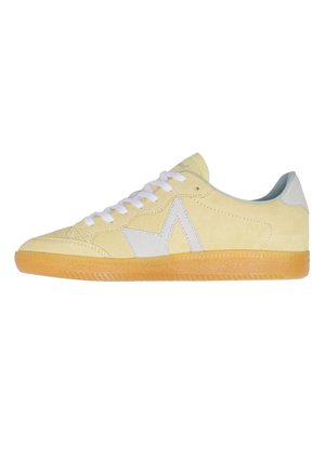 Niski sneaker z jasnopomarańczowego zamszu z białym gwiazdkowym detalem, białymi sznurowadłami i gumową podeszwą, widoczny z boku na białym tle.