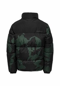 Giubbotto imbottito con motivo camouflage in verde e nero, dotato di un alto colletto e polsini elasticizzati. La texture trapuntata aggiunge profondità.