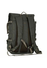 Donkergroene rugzak met een gevoerde, mesh achterkant en verstelbare schouderbanden. Beschikt over meerdere gespen en een oprolbare sluiting. Ontwerp van duurzaam materiaal.