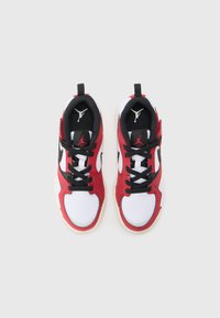 Scarpe sportive rosse e bianche con dettagli neri. Parte superiore in rete, punta arrotondata e lacci neri. Presenta un logo prominente sulla linguetta.