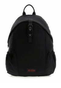 Sac à dos noir en nylon avec un design courbé, doté d'une boucle frontale, d'un patch logo et de poches latérales extensibles pour le rangement.