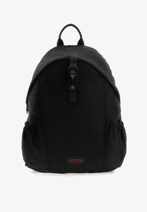 Sac à dos noir en nylon avec un design courbé, doté d'une boucle frontale, d'un patch logo et de poches latérales extensibles pour le rangement.