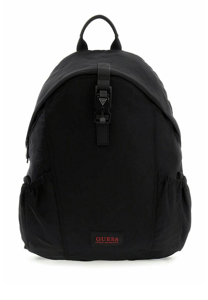 Sac à dos noir en nylon avec un design courbé, doté d'une boucle frontale, d'un patch logo et de poches latérales extensibles pour le rangement.