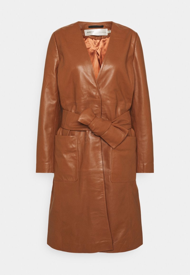 Brun läderjacka med djup V-hals, långa ärmar, en knuten rosett i midjan och stora framfickor. Fodrad med orange satin.