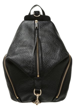 Czarny plecak z teksturowanej skóry z centralnym złotym zamkiem błyskawicznym, dwoma ukośnymi bocznymi zamkami, górnym uchwytem i złotym metalowym zapięciem na dole.
