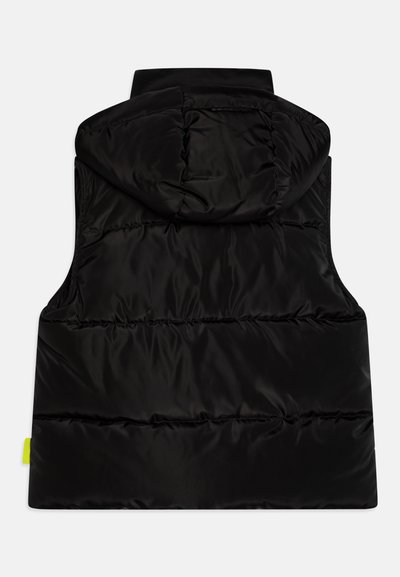 Svart pufferväst med huva, tillverkad av glänsande nylon, med kviltade sektioner och en liten gul accent på sidan.