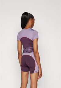 Puma STRONG BABY TEE SHORT - Sportfelső - pale plum
