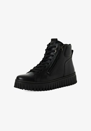 Zwarte leren hoge sneaker met ronde neus, vlakke zool, veters aan de voorkant en een ritssluiting aan de zijkant. Gestructureerde accenten op de enkelsteun.