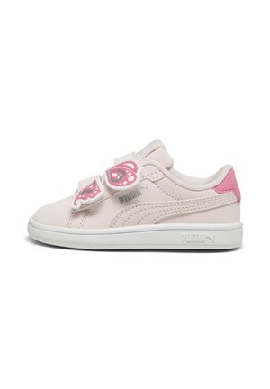 Puma Kinder-Sneaker in Hellpink mit weißen Sohlen. Ausgestattet mit zwei Klettverschlüssen, die mit Schmetterlingsmotiven und dem Logo verziert sind.