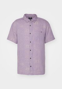 Camisa de botones de manga corta en color lavanda, con un patrón floral texturizado, bolsillo en el pecho y botones negros. Material de mezcla de algodón.