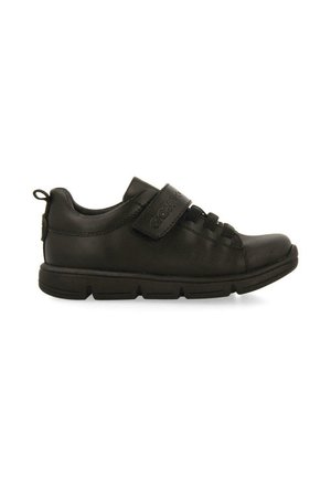 Zapatilla de cuero negro con punta redondeada, cordones elásticos y una correa de gancho y bucle. Parte superior texturizada y suela de goma para un mejor agarre.