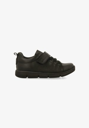 Zapatilla de cuero negro con punta redondeada, cordones elásticos y una correa de gancho y bucle. Parte superior texturizada y suela de goma para un mejor agarre.