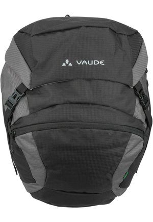 Zaino nero e grigio con un design tessurizzato, spallacci regolabili, pattina superiore e molteplici scomparti con zip. Logo VAUDE in evidenza.