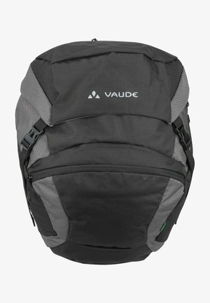 Zaino nero e grigio con un design tessurizzato, spallacci regolabili, pattina superiore e molteplici scomparti con zip. Logo VAUDE in evidenza.