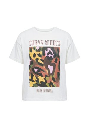 Bílé tričko s krátkým rukávem s abstraktním vícebarevným kamuflážním potiskem a nápisem "CUBAN NIGHTS" nad a "MADE IN HAVANA" pod designem.