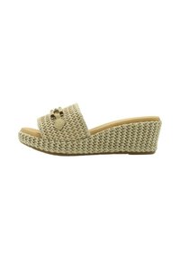 Sandalias de cuña con un upper de color beige tejido y un diseño texturizado, punta abierta y detalle de hardware en tono dorado en la correa.