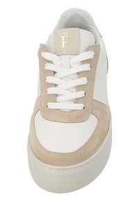 Weiße Leder-Sneaker mit beigen Wildlederakzenten. Verfügt über eine runde Zehenpartie, weiße Schnürsenkel, einen gepolsterten Kragen und ein goldenes Logo auf der Zunge.