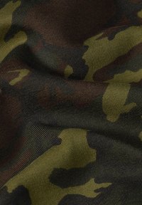 Tessuto mimetico con una combinazione di motivi verdi e marroni scuri, caratterizzato da una texture liscia e una leggera lucentezza.