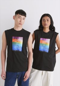 Calvin Klein Jeans BOX GRAPHIC SLEEVELESS UNISEX - Topp - black