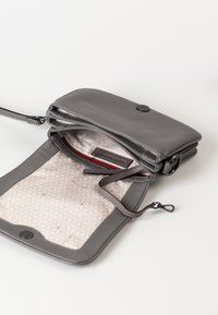 Grau lederne Umhängetasche mit strukturiertem Finish, zwei Fächern, einer roten Reißverschlusstasche und gemustertem Stofffutter. Mit Druckknopfverschluss.